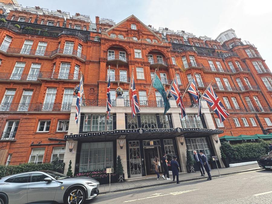 宮殿のようなホテルに宿る王室の記憶 クラリッジズとエリザベス女王の絆のサムネイル