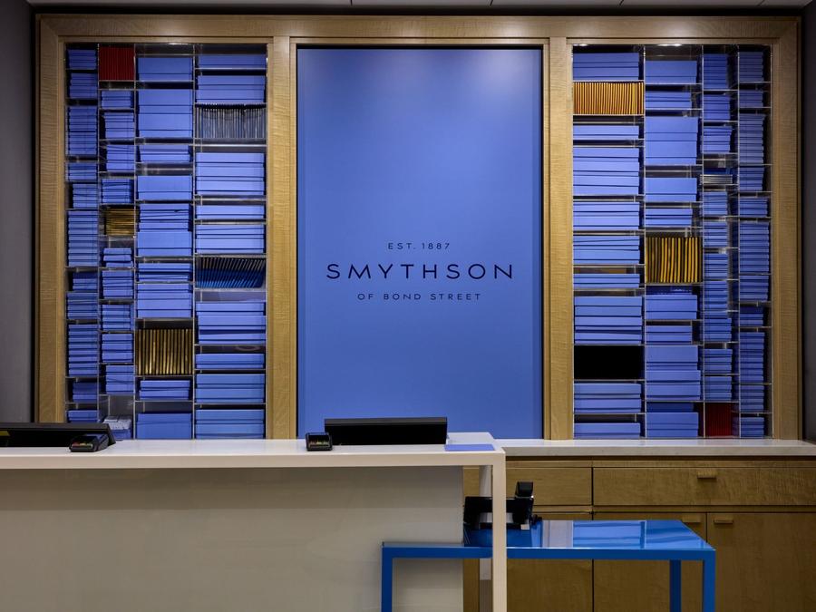 水色の紙に記された 女王の日々 〈スマイソン〉3世紀の紡ぎのサムネイル