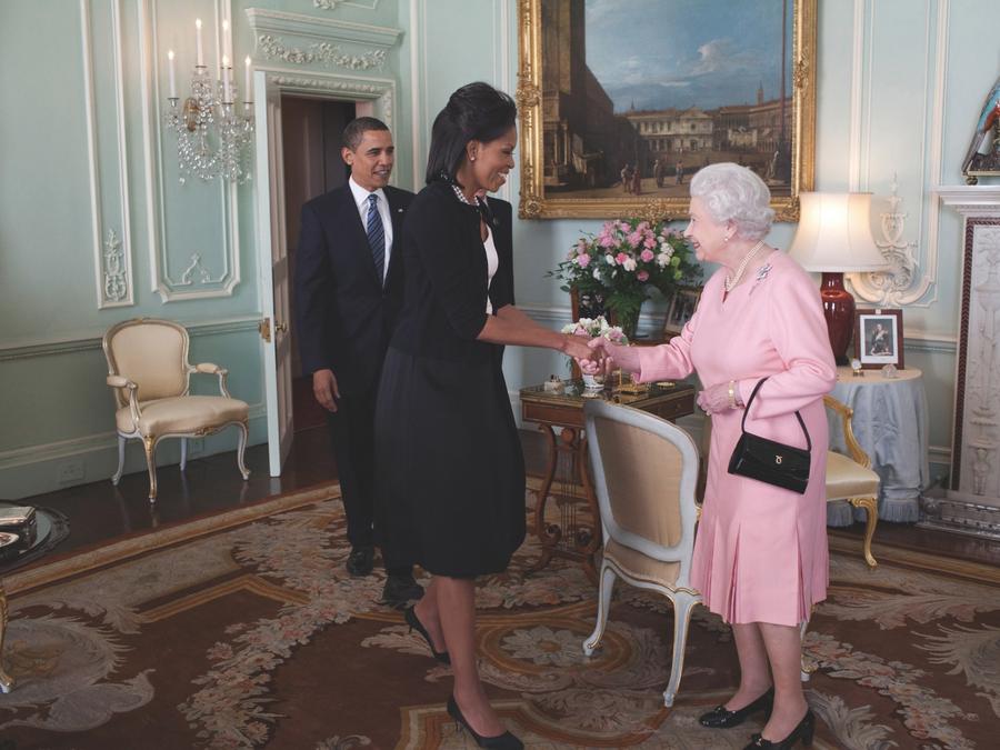 バッグに込められた 〈ロウナー〉と エリザベス女王の刻のサムネイル