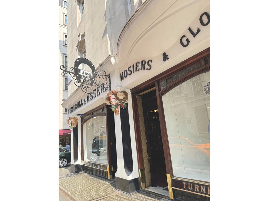 〈ターンブル＆アッサー〉 一枚の布に刻まれた エリザベス女王のこだわりのサムネイル