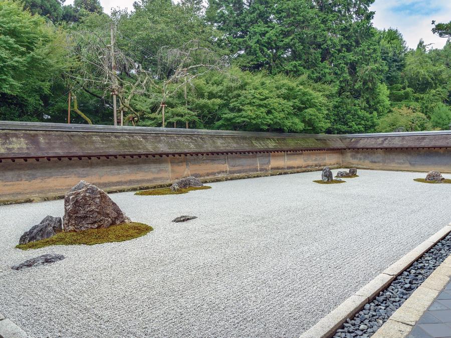 龍安寺 ―特別拝観― 静寂の中に無限を宿す石庭。 その奥にある龍安寺の本質へ迫る特別拝観。のサムネイル